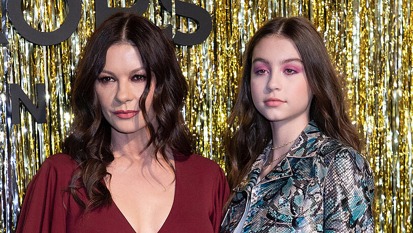 Catherine Zeta-Jones und Tochter Carys Douglas bei einer Modenschau in New York Catherine Zeta-Jones und Tochter Carys Douglas bei einer Modenschau in New York
