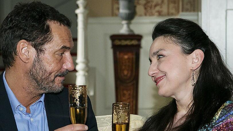 Bei "Alles was zählt" stoßen Richard und Simone darauf an, das Simone das vorläufige Sorgerecht für Sophia bekommen hat Bei "Alles was zählt" stoßen Richard und Simone darauf an, das Simone das vorläufige Sorgerecht für Sophia bekommen hat