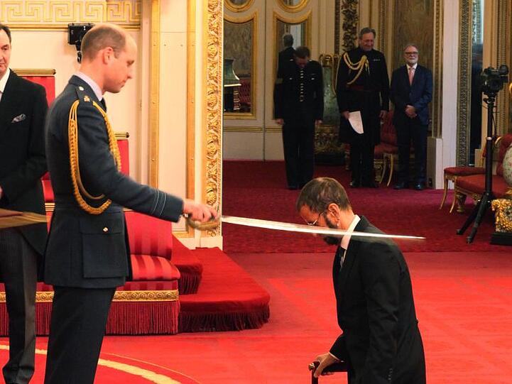 Prinz William schlägt Ringo Starr zum Ritter.