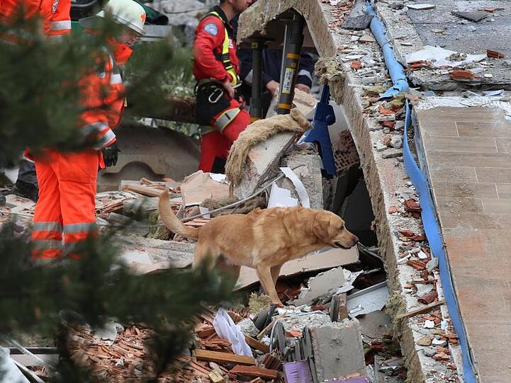 Das dreistöckige Haus ist durch die Explosion vollkommen zerstört.