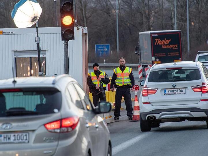 Bundespolizisten stehen an der mobilen Autobahn-Übergangsstelle und kontrollieren den Verkehr. Foto: Peter Kneffel/dpa