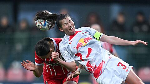 Leipzigs Johanna Kaiser (r) und Freiburgs Giovanna Hoffmann kämpfen um den Ball.