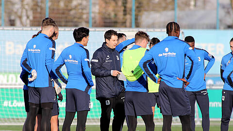 Trainer Argirios Giannikis versammelt seine Löwen um sich.