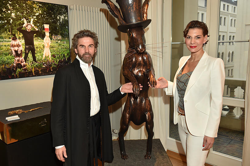 Künstler Hermann Nachbaur und Sarah Kronsbein laden zum Ausstellungs-Debüt "Alice im Wunderland" in München.