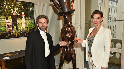 Künstler Hermann Nachbaur und Sarah Kronsbein laden zum Ausstellungs-Debüt "Alice im Wunderland" in München.