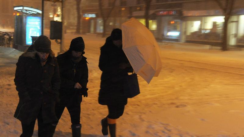 Besser zu Fuß unterwegs sind wegen der Schneemassen zurzeit auch die New Yorker. Besser zu Fuß unterwegs sind wegen der Schneemassen zurzeit auch die New Yorker.