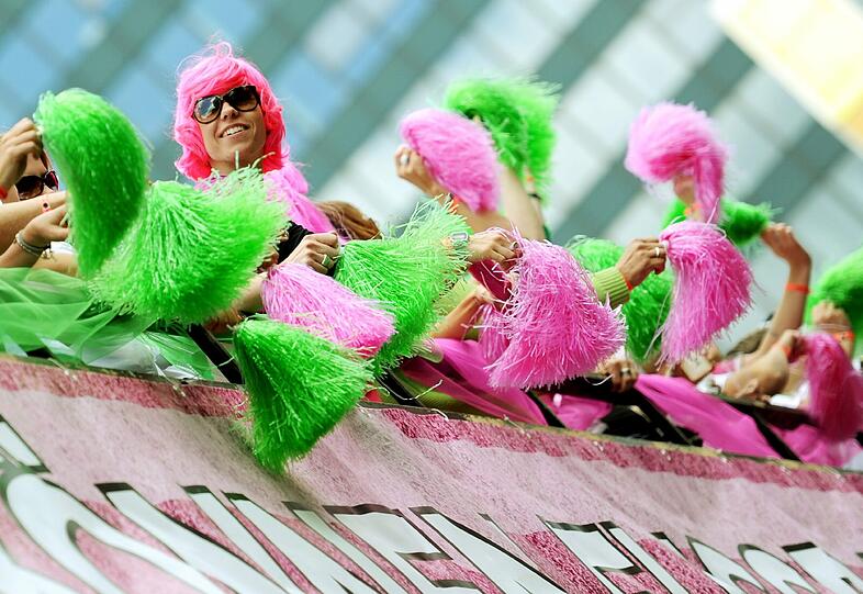 Fantasievoll bekleidet feiern am Samstag die Teilnehmer auf der Parade zum Christopher Street Day (CSD) in Berlin.