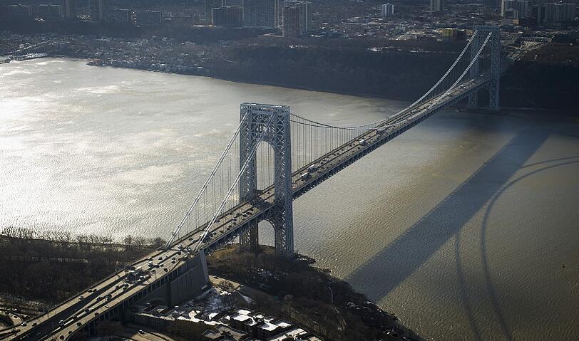Die George-Washington-Bridge verbindet Manhattan mit New Jersey - nach Westen ist sie die einzige Brücke zum Festland. Spektakuläre Luftaufnahmen aus New York City - die Bilder zum Durchklicken!