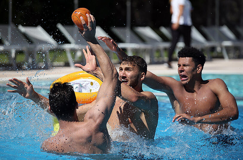 Für Abkühlung ist auf jeden Fall gesorgt - egal ob beim Wasserball oder der Gymnastik.