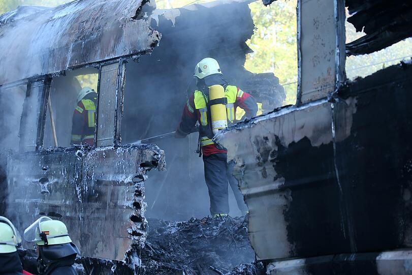 Großeinsatz auf der wichtigen Bahnstrecke Frankfurt-Köln: Teile eines ICE-Zuges geraten in Brand.