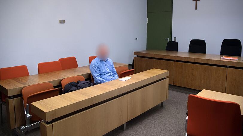 Der wegen Körperverletzung in zwei Fällen angeklagte 47-jährige Mann sitzt im Landgericht München I im Verhandlungssaal.