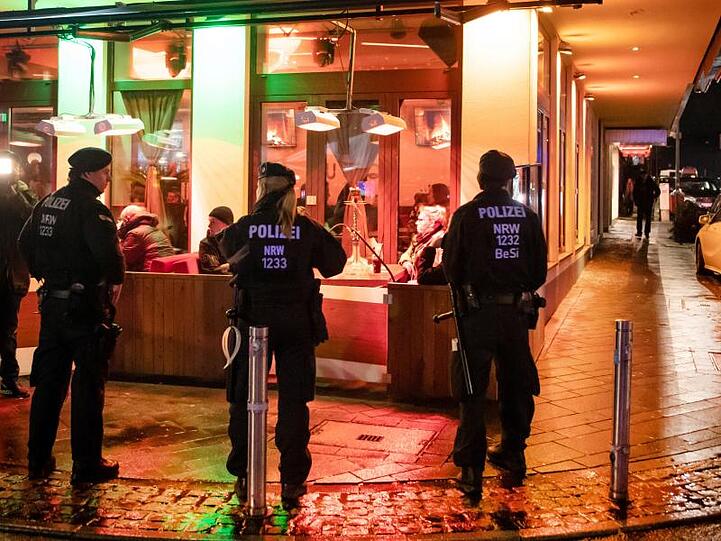 Polizisten sichern während einer Razzia von Zoll und Polizei eine Shisha-Bar.