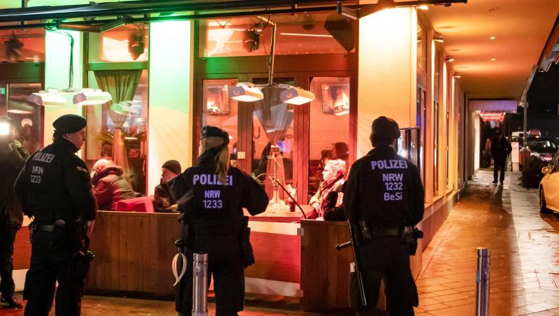 Polizisten sichern während einer Razzia von Zoll und Polizei eine Shisha-Bar. Polizisten sichern während einer Razzia von Zoll und Polizei eine Shisha-Bar.
