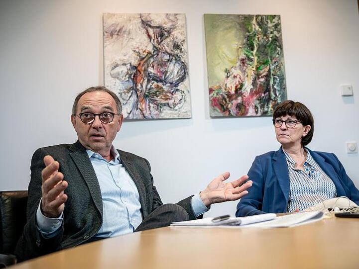 Sehen die GroKo durch die Entwicklungen in Thüringen belastet: Die SPD-Vorsitzenden Norbert Walter-Borjans und Saskia Esken.