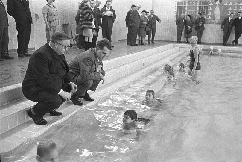 Eine Schwimmstunde an der Grundschule an der Perlacher Straße - mit Besuch von Vertretern des städtischen Schulreferats 1967. Die beiden Herren, die hier am Becken knien, kennt man: Stadtschulrat Anton Fingerle (l.) und Prof. Theodor Hellbrügge, der Gründer des Münchner Kinderzentrums.