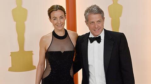 Hugh Grant mit Ehefrau Anna Eberstein bei den Oscars 2023. Das sympathische Lächeln verging dem Schauspieler während eines Interviews.