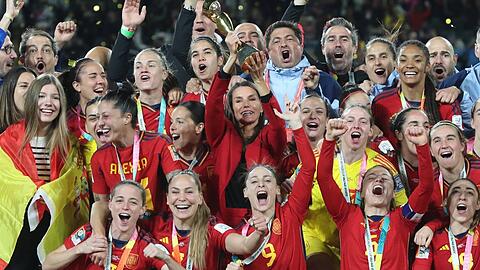 Königin Letizia inmitten der spanischen Frauen-Nationalmannschaft.