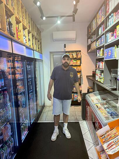 Bloß nicht den Eindruck machen, man toleriere To-go-Getränke: ein Schild draußen beim Giesinger an der Schellingstraße.
Kioskbetreiber Nechirvan Albezihi (32) will klagen gegen das Verbot.