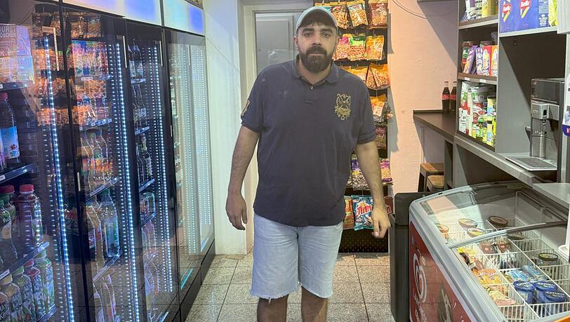 Bloß nicht den Eindruck machen, man toleriere To-go-Getränke: ein Schild draußen beim Giesinger an der Schellingstraße.
Kioskbetreiber Nechirvan Albezihi (32) will klagen gegen das Verbot. Bloß nicht den Eindruck machen, man toleriere To-go-Getränke: ein Schild draußen beim Giesinger an der Schellingstraße.
Kioskbetreiber Nechirvan Albezihi (32) will klagen gegen das Verbot.