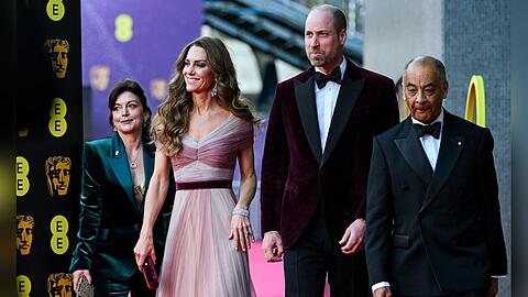 Hier strahlen sie das Familiendrama weg: Prinzessin Kate und Prinz William bei den BAFTAs.