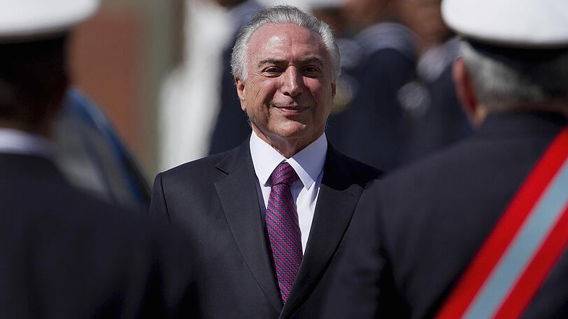Präsident Michel Temer bei Feierlichkeiten zum Jahrestag einer Seeschlacht. Brasiliens Staatschef bleibt trotz Unregelmäßigkeiten bei seiner letzten Wahlkampagne vorerst im Amt.