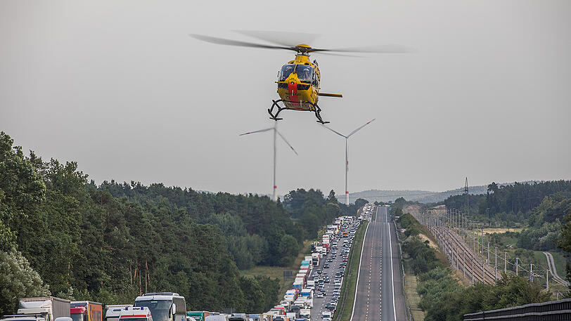Die A9 ist ein einziges Schlachtfeld: Unzählige Bierdosen liegen nach dem Unfall auf der Fahrbahn verteilt. Beide Lkw-Fahrer kamen mit schwersten Verletzungen ins Krankenhaus.