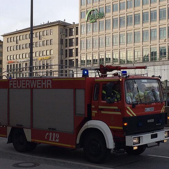 Einsatzkräfte der Feuerwehr sperren das Zwischengeschoss am Stachus ab. Wegen einer Oberleitungsstörung ist die S-Bahn-Stammstrecke derzeit gesperrt. Die Bilder vom Einsatz.