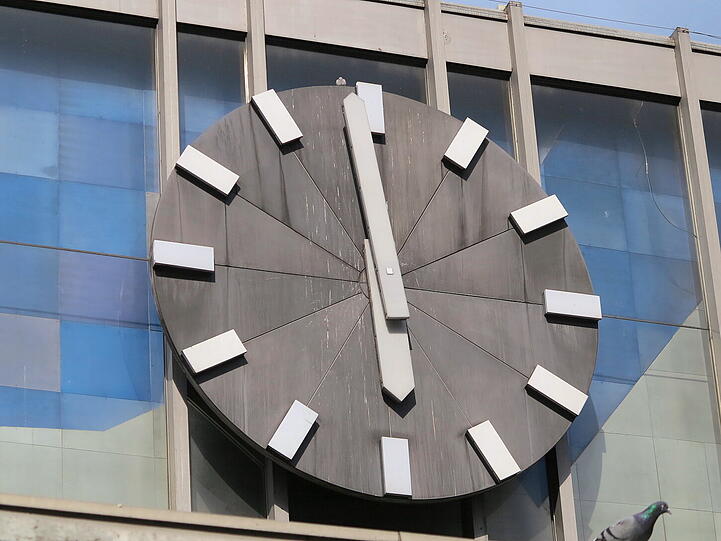 Die große Uhr am Hauptbahnhof ist offenbar stehen geblieben.