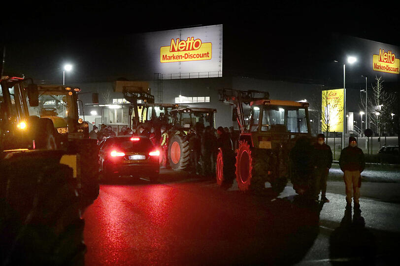 Mit ca. 60 Traktoren blockierten Landwirte aus der Umgebung die Zufahrt zum Netto-Auslieferungslager an der Staatsstraße 2092 Nähe Frixing bei  Erharting.
