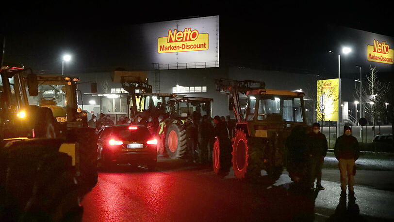 Mit ca. 60 Traktoren blockierten Landwirte aus der Umgebung die Zufahrt zum Netto-Auslieferungslager an der Staatsstraße 2092 Nähe Frixing bei Erharting. Mit ca. 60 Traktoren blockierten Landwirte aus der Umgebung die Zufahrt zum Netto-Auslieferungslager an der Staatsstraße 2092 Nähe Frixing bei Erharting.