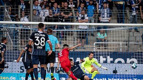 Suat Serdar (M) trifft beim 1:3-Auswärtserfolg von Hertha BSC beim VfL Bochum doppelt - hier erzielt er das 0:1.
