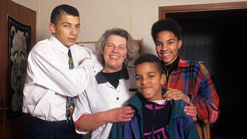 1993: Christiane Blumhoff mit ihren Kindern Wilson Thomas Aebayo (links), Simon und Nancy (rechts). 1993: Christiane Blumhoff mit ihren Kindern Wilson Thomas Aebayo (links), Simon und Nancy (rechts).