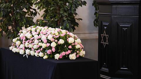 Blumen liegen auf dem Sarg Friedländers.