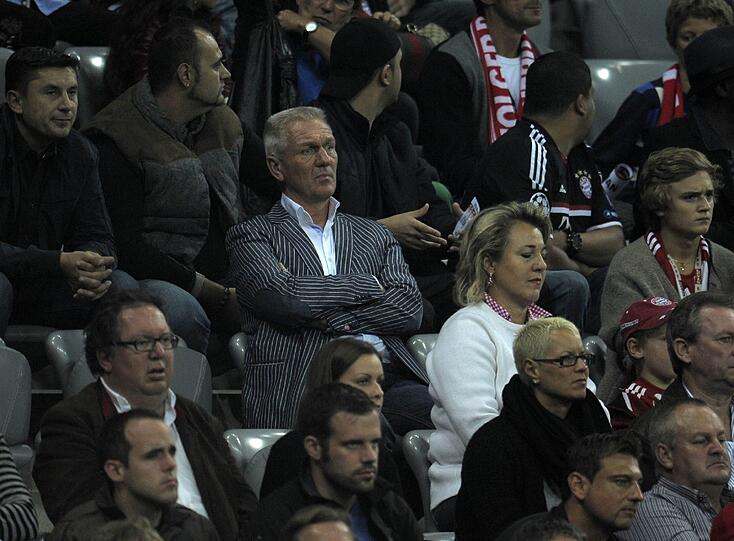 VATER. Kurze Wege haben Vorteile. So im Hause Robben. Vater Hans betreut seinen Sohn Arjen, ist Manager und Ratgeber. Robben senior besucht natürlich die Heimspiele, kommt oft mit auf Champions-League-Reisen und zum Training an die Säbener Straße.