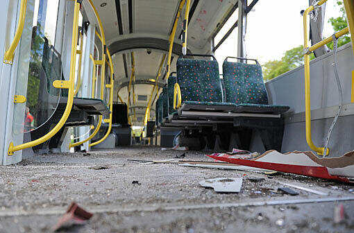 Ein Lastwagenfahrer biegt ab, obwohl die Tram naht - und die kann nicht mehr bremsen. Beim Unfall in Augsburg am Montag werden 48 Menschen verletzt.