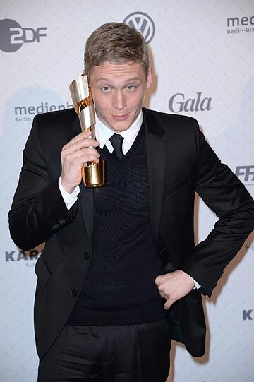 Schweighöfer machte im Anschluss Faxen mit seiner Trophäe.