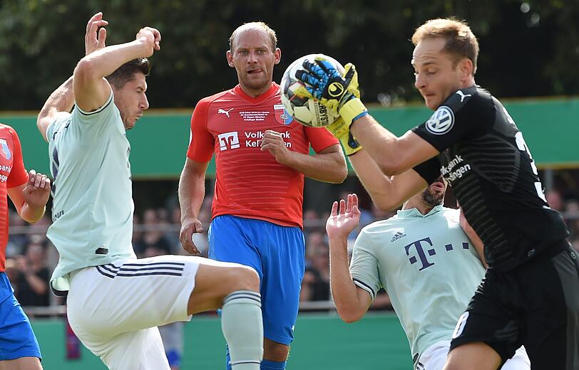 Der FC Bayern müht sich zu einem 1:0 Sieg gegen den Provinzclub SV Drochtersen.