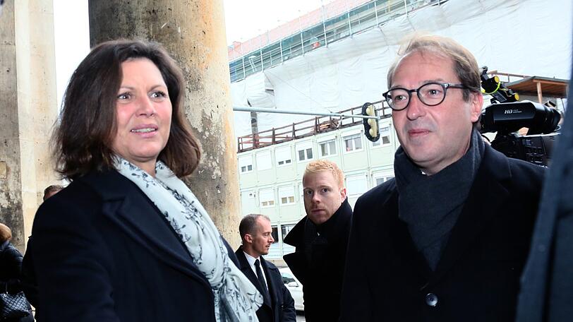 Ilse Aigner und Alexander Dobrindt auf dem Weg in die Ludwigskirche.