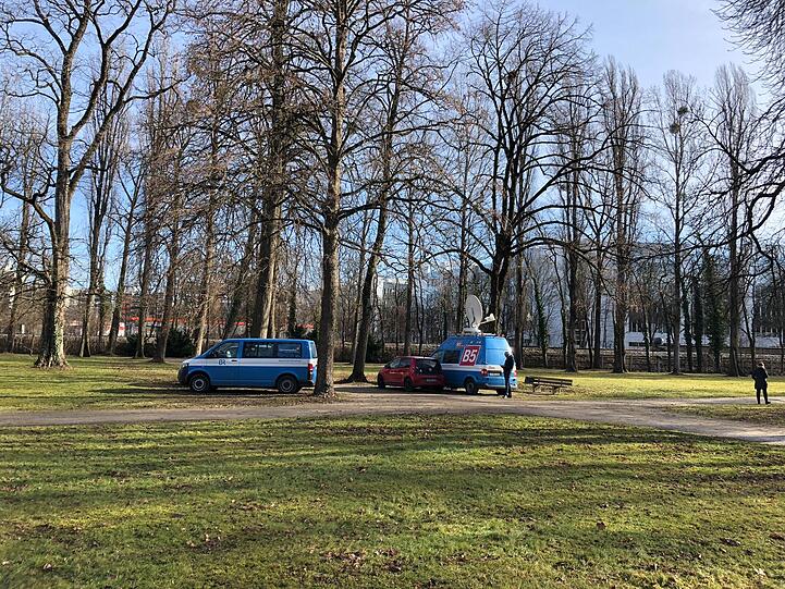 Auch Übertragungswägen vom Bayerischen Rundfunk stehen auf dem Ostfriedhof.