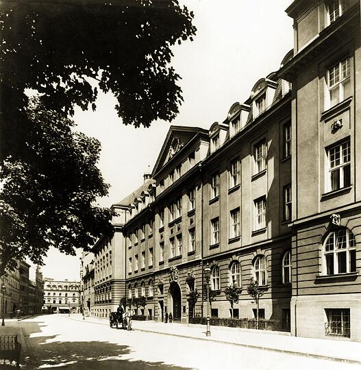 Hier sind in den vergangenen 100 Jahren zehntausende Münchner geboren worden: Die Frauenklinik in der Maistraße kurz nach der Eröffnung 1916.