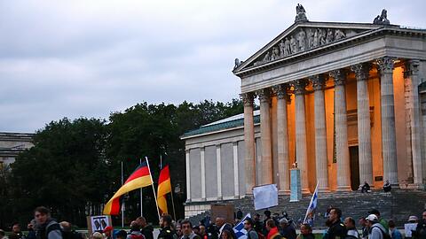Eine rechte Demonstration am Königsplatz &ndash; dem Ort der Bücherverbrennung: Durch das Verbot der Route sollte diese Woche Ähnliches verhindert werden. Das Verwaltungsgerichts kippte die Entscheidung.