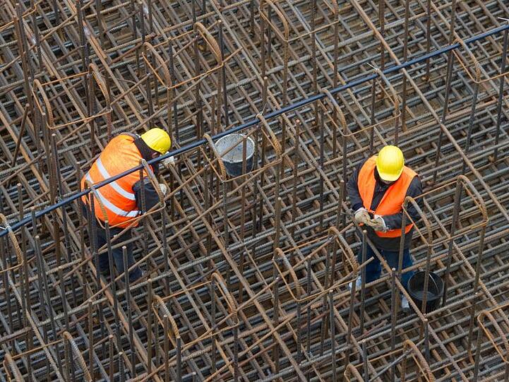 Die Zahl der Arbeitslosen ist wie erwartet zurückgegangen. Bauunternehmen und viele andere Firmen stellen im Frühjahr verstärkt Mitarbeiter ein.