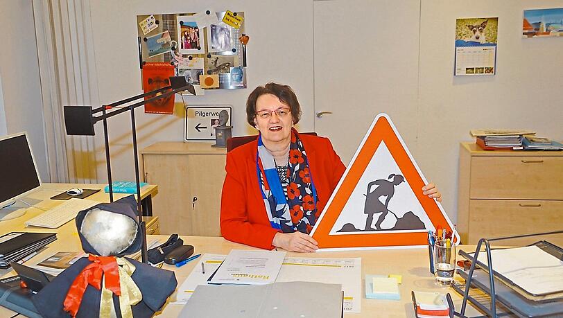 Frauen, die anpacken: Das Schild ist ein Geschenk der Gleichstellungsstelle, das Christine Strobl aus dem Rathaus mit in den Ruhestand genommen hat. Frauen, die anpacken: Das Schild ist ein Geschenk der Gleichstellungsstelle, das Christine Strobl aus dem Rathaus mit in den Ruhestand genommen hat.