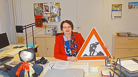 Frauen, die anpacken: Das Schild ist ein Geschenk der Gleichstellungsstelle, das Christine Strobl aus dem Rathaus mit in den Ruhestand genommen hat.