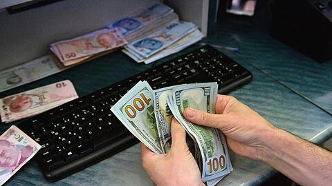 Die Lira schwächte sich gegenüber Euro und  Dollar ab.