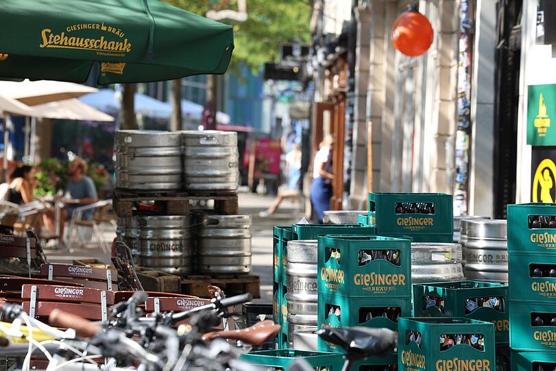 In der Prälat-Zistl-Straße: Nachschub für den Giesinger Stehausschank.
