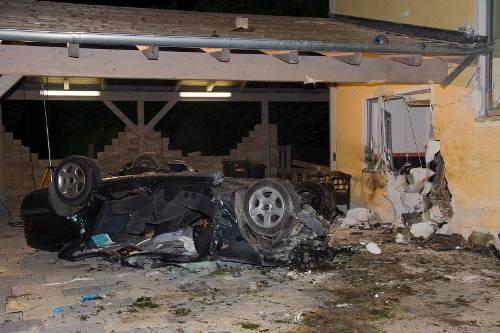 Mit etwa 100 Sachen prallte der Mazda in einer Kurve gegen dieses Haus. Der 19-jährige Fahrer starb. Am Haus entstanden etwa 100000 Euro Schaden.
