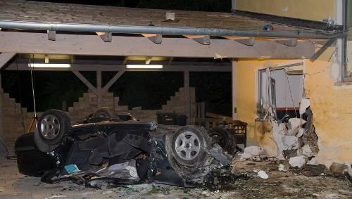 Mit etwa 100 Sachen prallte der Mazda in einer Kurve gegen dieses Haus. Der 19-jährige Fahrer starb. Am Haus entstanden etwa 100000 Euro Schaden. Mit etwa 100 Sachen prallte der Mazda in einer Kurve gegen dieses Haus. Der 19-jährige Fahrer starb. Am Haus entstanden etwa 100000 Euro Schaden.