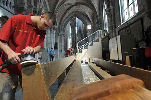 Ein Mitarbeiter der Schreinerei Rometsch bei der Sanierung einer Kirchenbank in St. Sebald.