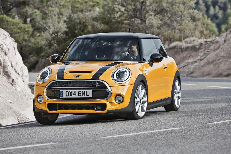 Schön flott ums Eck: Der neue Mini hat trotz gewachsener Ausmaße nichts von seiner Agilität in Kurven verloren. Das mit dem Gokart-Gefühl passt also weiter.